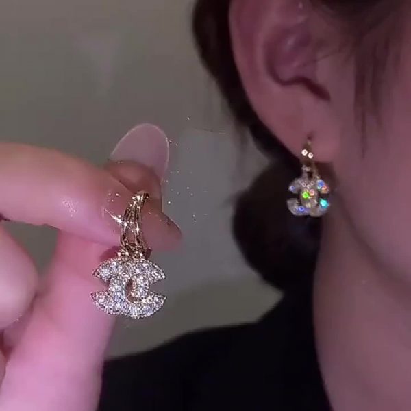 1 Pair Moving C Letter Stud Earrings for Women - Image 7