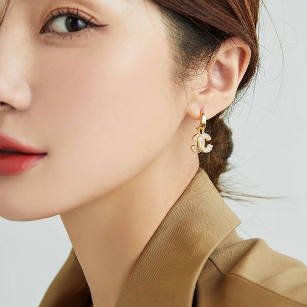 1 Pair Moving C Letter Stud Earrings for Women - Image 4
