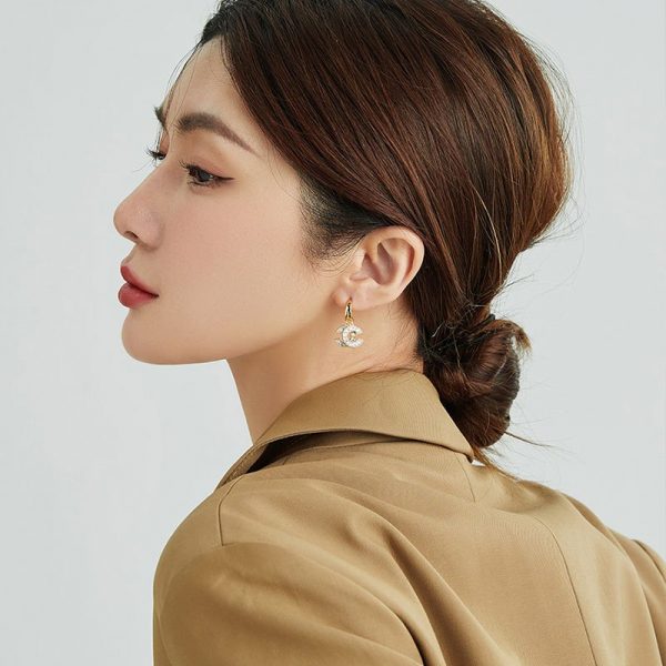 1 Pair Moving C Letter Stud Earrings for Women - Image 3