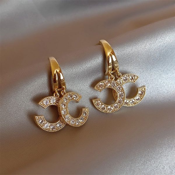 1 Pair Moving C Letter Stud Earrings for Women